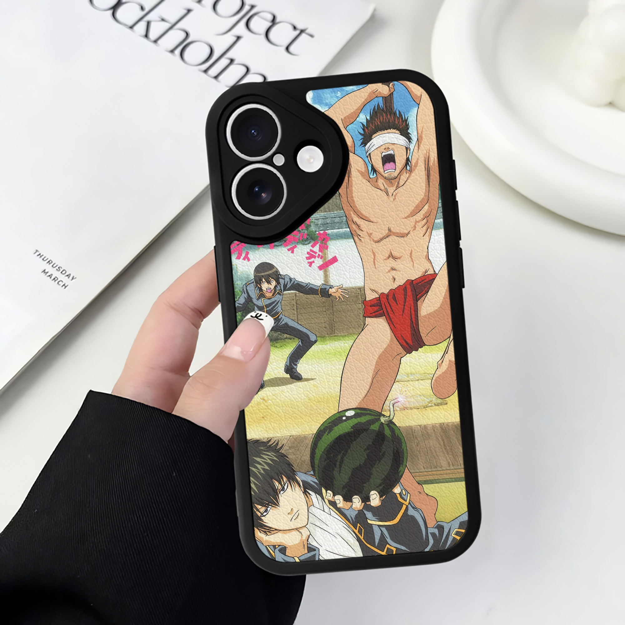 （画像用） ぎんたま 坂田銀時（さかたぎんとき） 神楽 志村新八（しむら しんぱち） GINTAMA Sakata Gintoki Kagura Shimura Shinpachi 【iPhone 16シリーズ対応】シリコンスマホケース（レザー調） 材質：シリコン